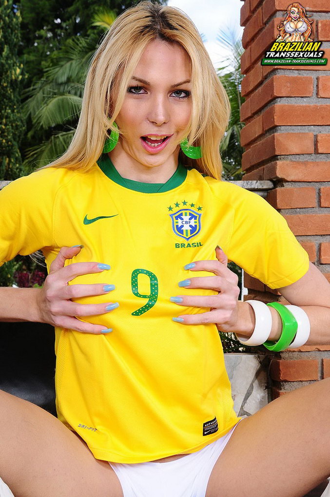 Привлекательная блондинка Лаора с пенисом
